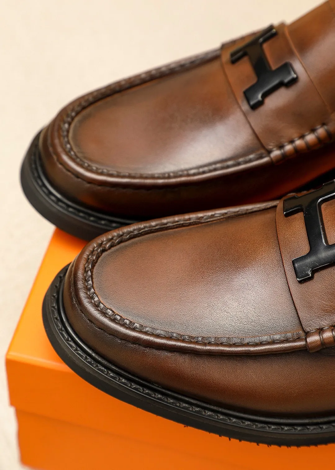 Men's shoes 💰442 💐 Product trademark: HERMES "Hermès" fashionable casual leather shoes Regular size: 38-44 (45🉑️customized) Product materials: Selected imported first-layer calfskin upper + classic hardware buckle, imported cowhide leather lining. Strong three-dimensional visual effect, original outsole color: 2 colors available